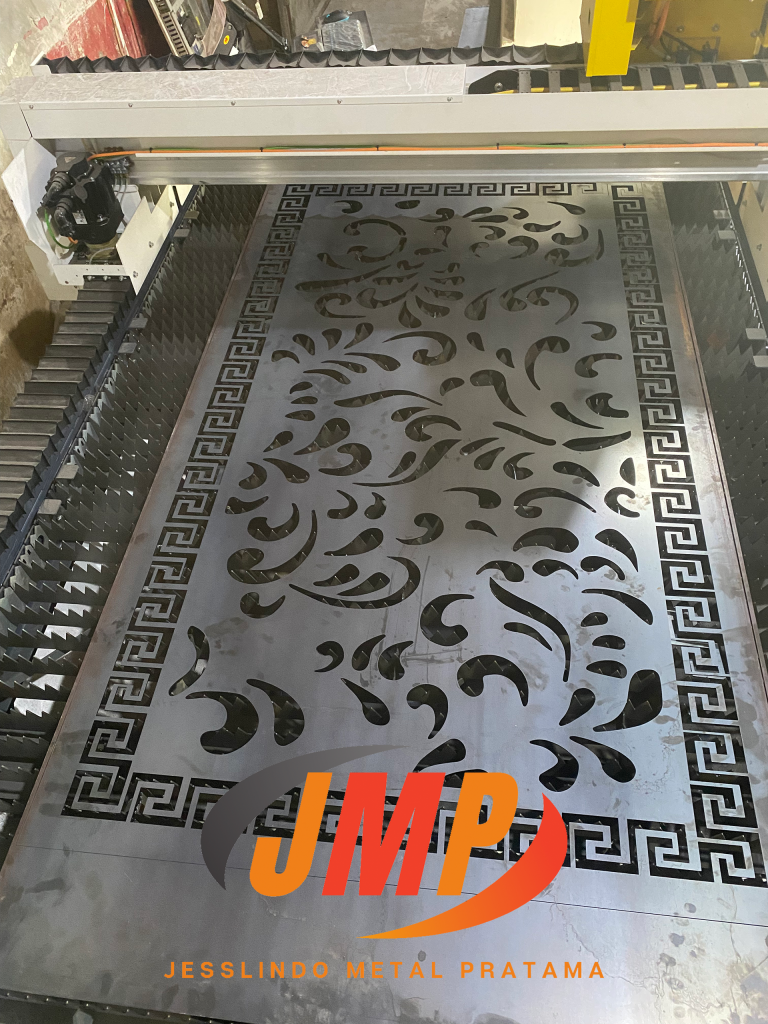 jasa laser cutting Proses pemotongan logam menggunakan mesin laser cutting CNC di workshop Jesslindo Metal Pratama