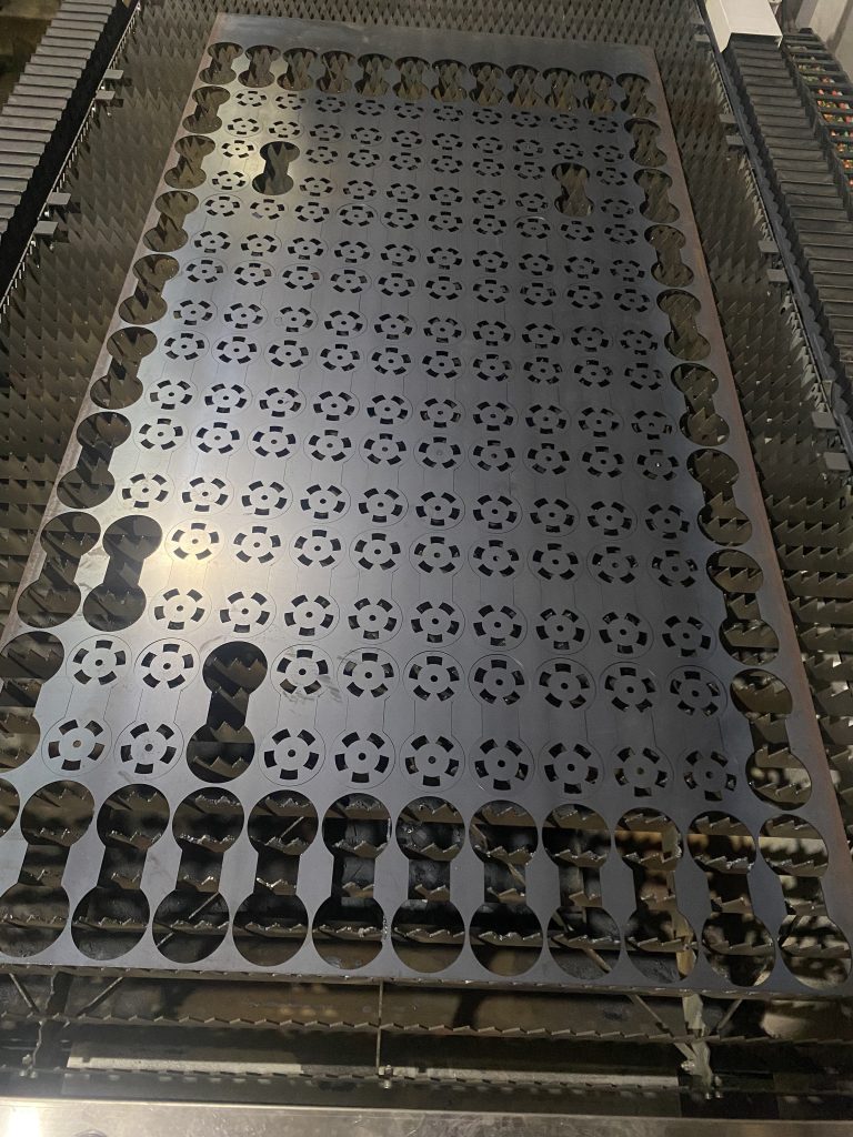 jasa laser cutting Proses produksi panel logam dengan mesin laser cutting CNC oleh Jesslindo Metal Pratama