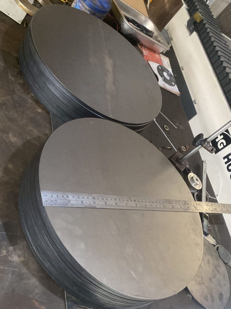 Proses jasa laser cutting dan bending plat logam menggunakan mesin CNC presisi dari Jesslindo Metal Pratama