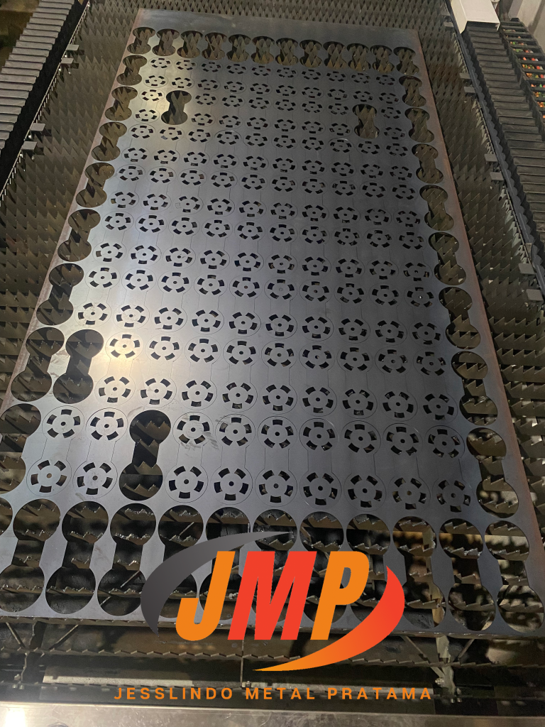 jasa laser cutting Produksi massal komponen logam hasil laser cutting CNC di workshop Jesslindo Metal Pratama