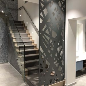 Partisi interior motif abstrak untuk area tangga hasil laser cutting CNC dari Jesslindo