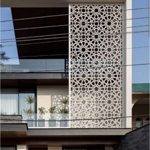 Panel fasad eksterior bangunan dengan motif geometris hasil laser cutting oleh Jesslindo